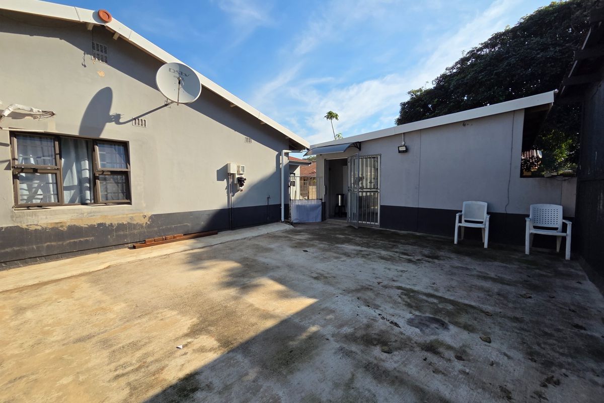 Spacious Family Home With Flat - Photo 2