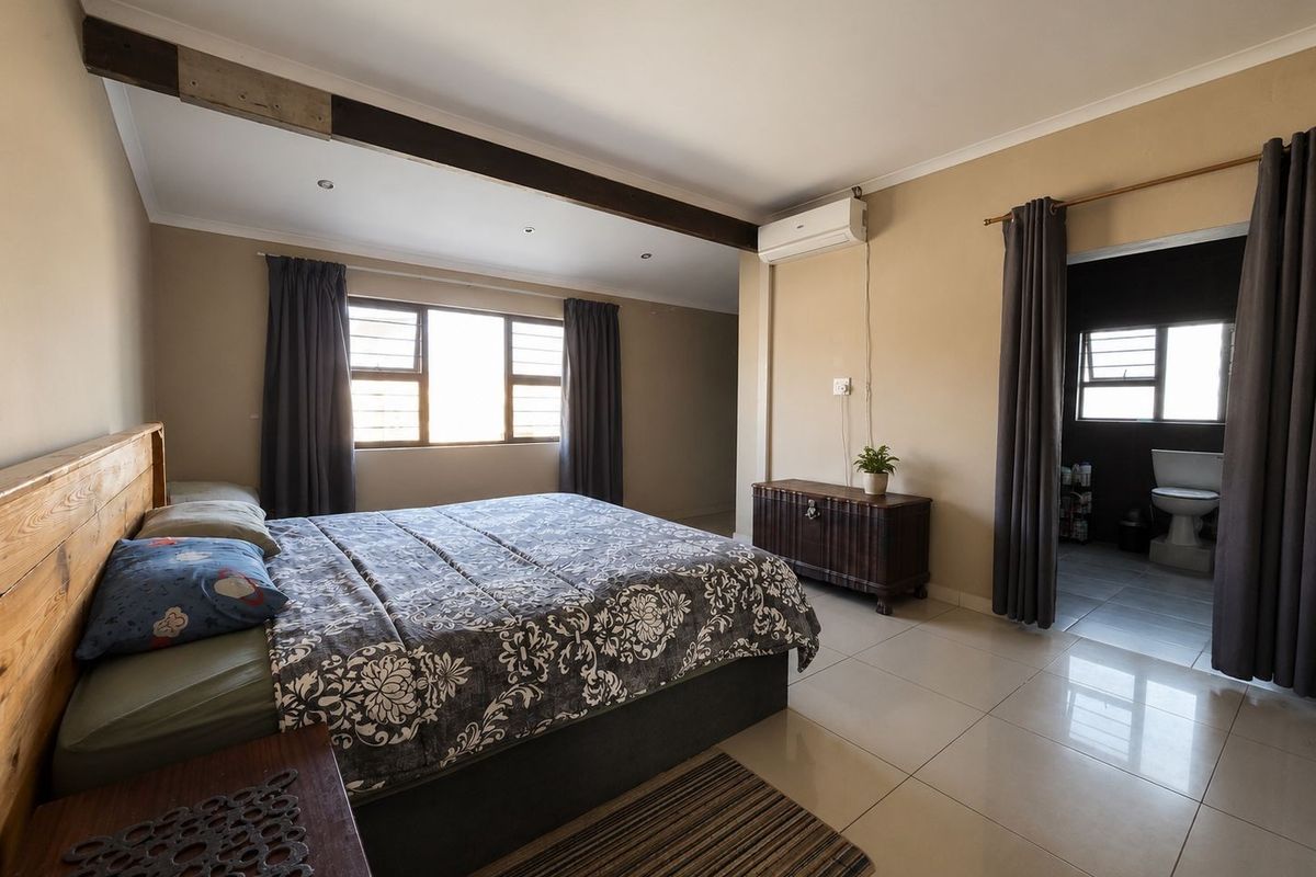Spacious Family Home With Flat - Photo 4