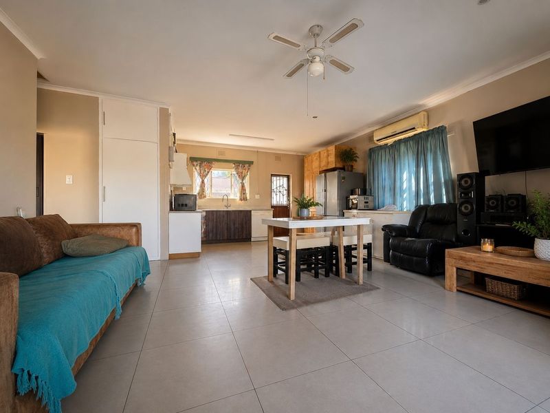 Spacious Family Home With Flat - Photo 3
