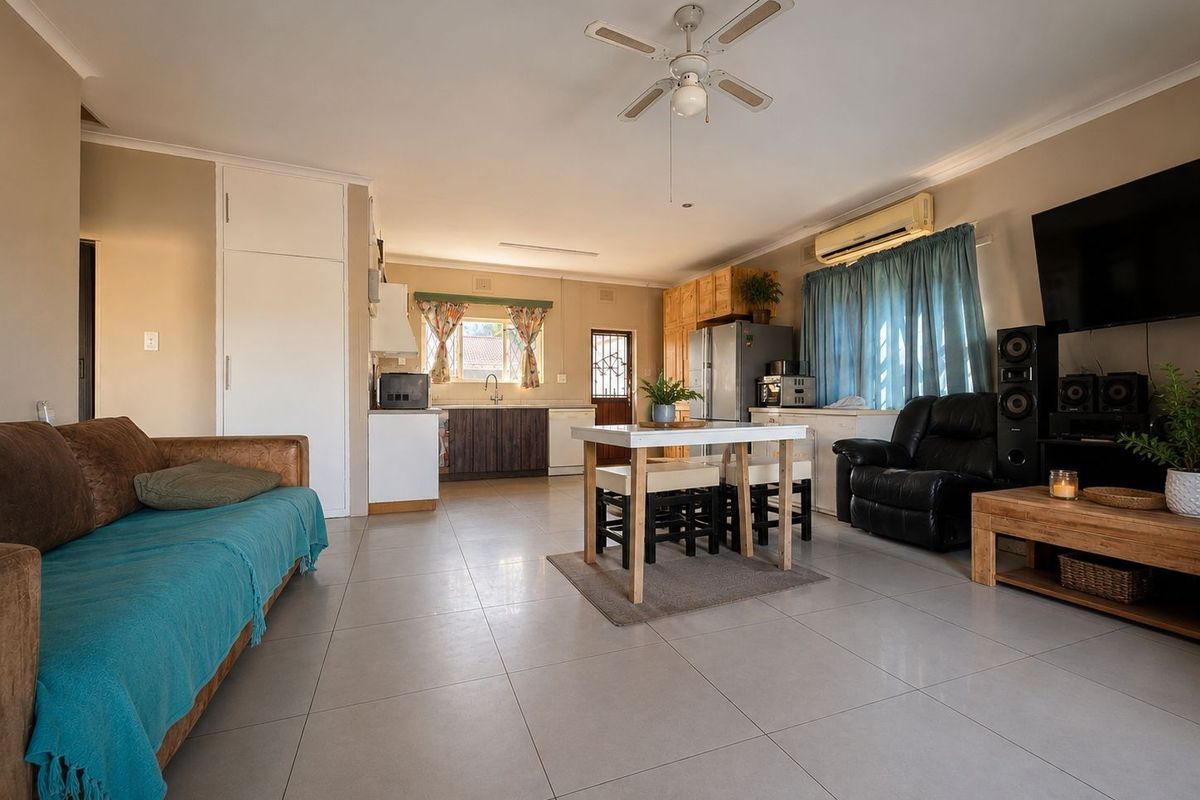 Spacious Family Home With Flat - Photo 3