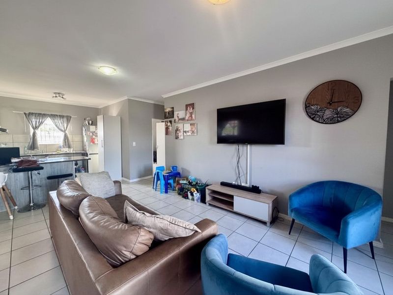 3 Bedroom Townhouse To Let in Zonnendal - Photo 7