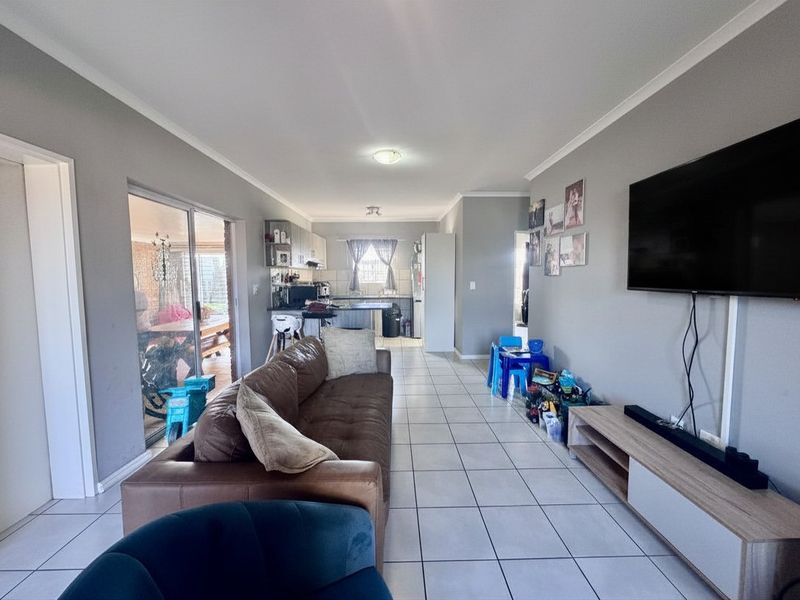 3 Bedroom Townhouse To Let in Zonnendal - Photo 5