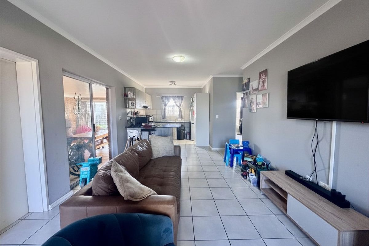 3 Bedroom Townhouse To Let in Zonnendal - Photo 5