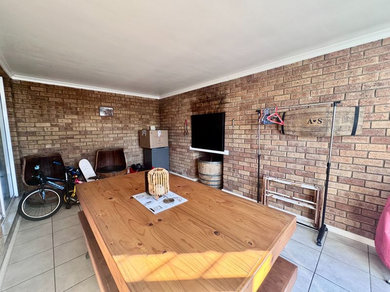 3 Bedroom Townhouse To Let in Zonnendal - Photo 4