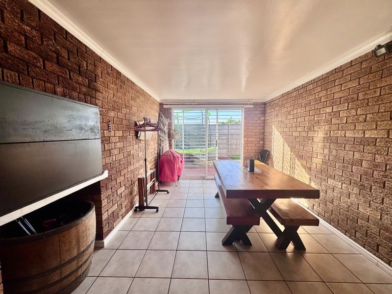 3 Bedroom Townhouse To Let in Zonnendal - Photo 3
