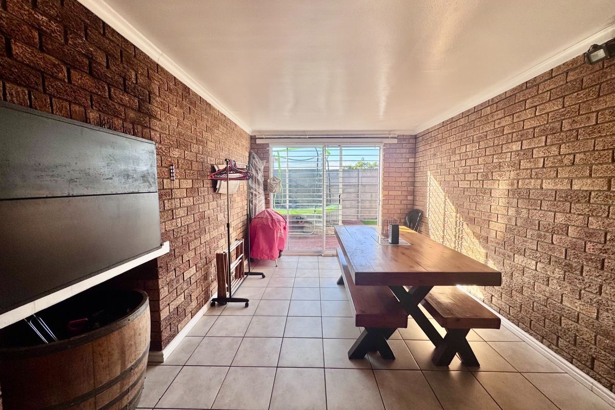 3 Bedroom Townhouse To Let in Zonnendal - Photo 3