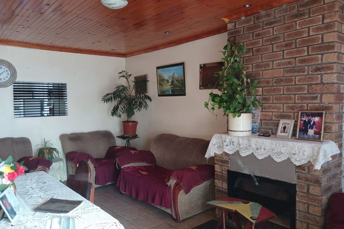 Spacious 3 Bedroom Home for Sale in Belhar - Photo 4