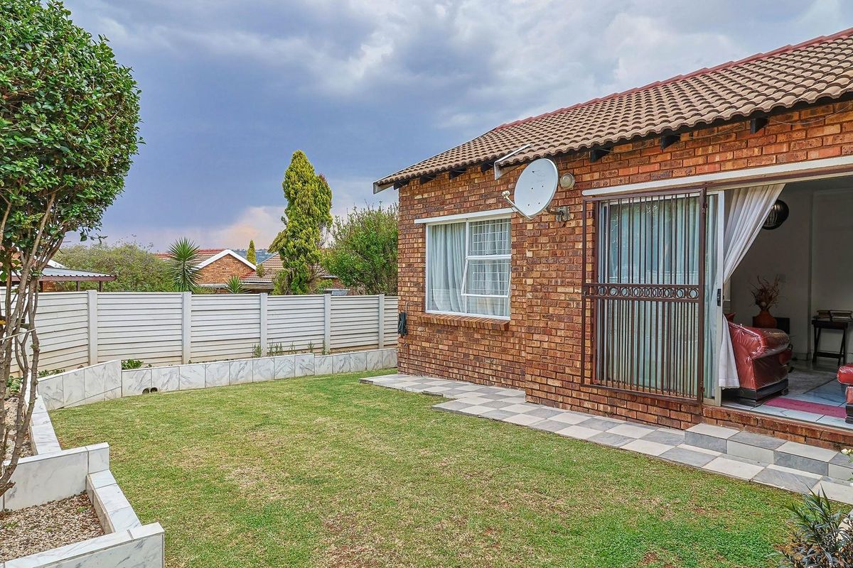 Townhouse For Sale in Wilgeheuwel, Roodepoort - Photo 5