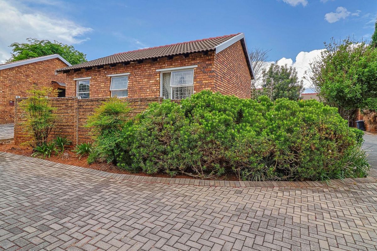 Townhouse For Sale in Wilgeheuwel, Roodepoort - Photo 3