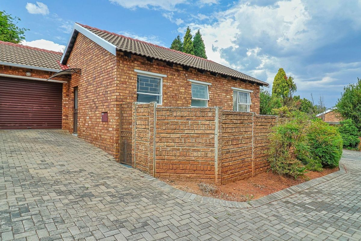 Townhouse For Sale in Wilgeheuwel, Roodepoort - Photo 2