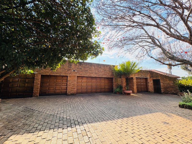 Spacious 5-Bedroom Family Home with Flatlet in Secure Moreleta Village - Photo 1