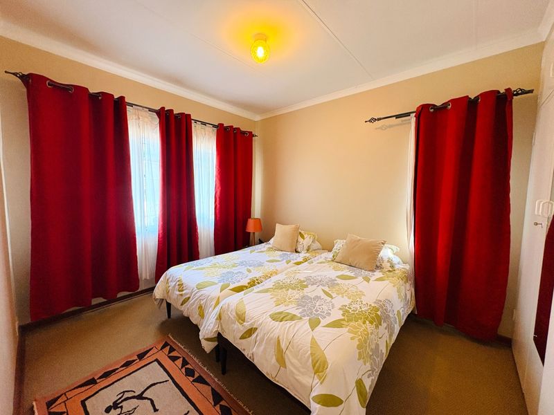 Spacious 5-Bedroom Family Home with Flatlet in Secure Moreleta Village - Photo 10