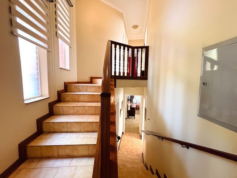 Spacious 5-Bedroom Family Home with Flatlet in Secure Moreleta Village - Photo 9