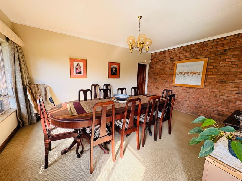 Spacious 5-Bedroom Family Home with Flatlet in Secure Moreleta Village - Photo 5