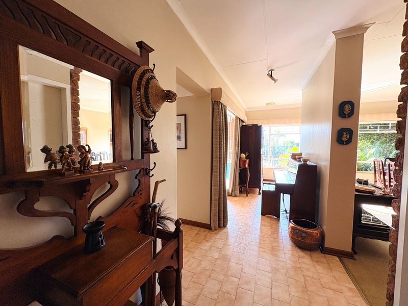 Spacious 5-Bedroom Family Home with Flatlet in Secure Moreleta Village - Photo 4