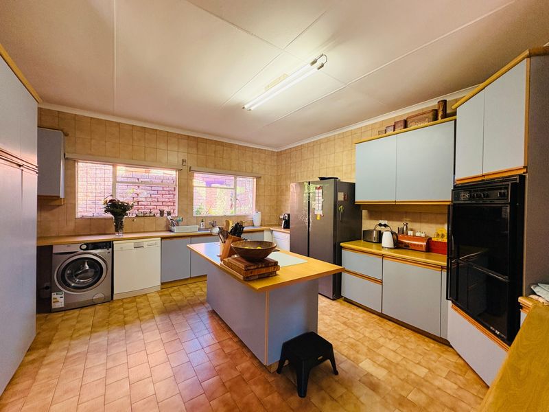 Spacious 5-Bedroom Family Home with Flatlet in Secure Moreleta Village - Photo 6