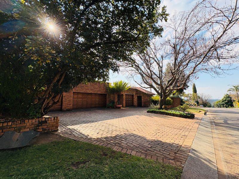 Spacious 5-Bedroom Family Home with Flatlet in Secure Moreleta Village - Photo 2