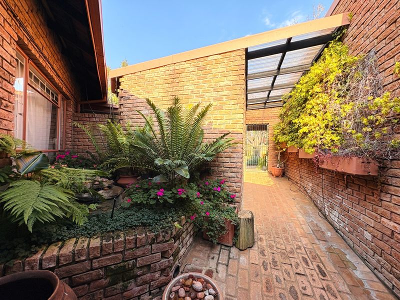 Spacious 5-Bedroom Family Home with Flatlet in Secure Moreleta Village - Photo 3