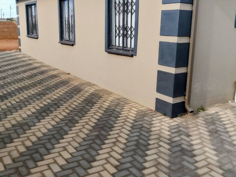 House To Rent in Protea Glen, Soweto - Photo 2