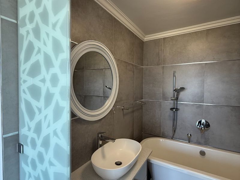 Apartment For Sale in Humewood, Port Elizabeth - Photo 2