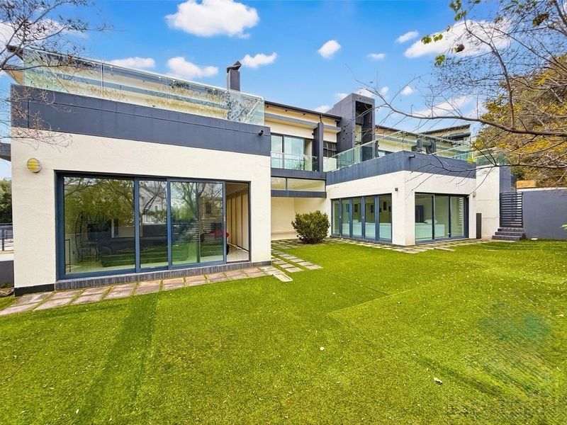 Luxurious Four Bedroom Corner Stand Residence in Helderfontein Estate - Photo 9