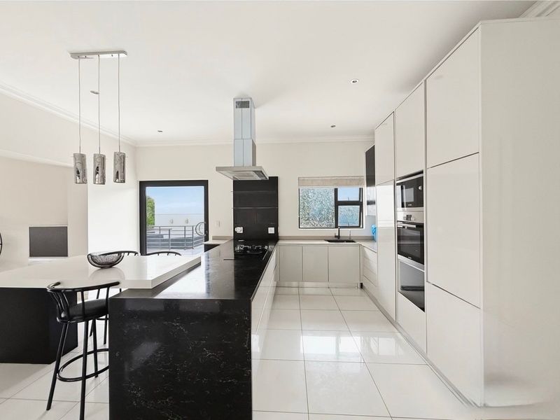 Luxurious Four Bedroom Corner Stand Residence in Helderfontein Estate - Photo 2