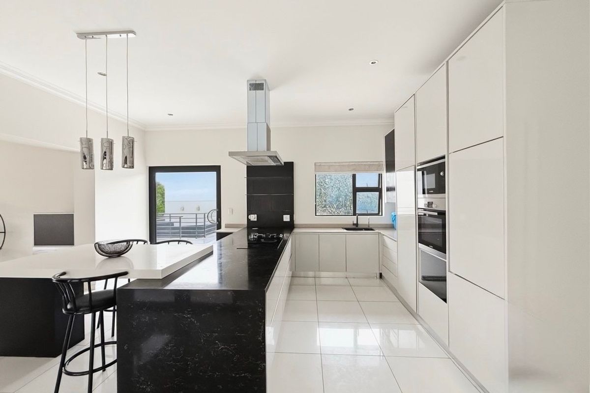Luxurious Four Bedroom Corner Stand Residence in Helderfontein Estate - Photo 2