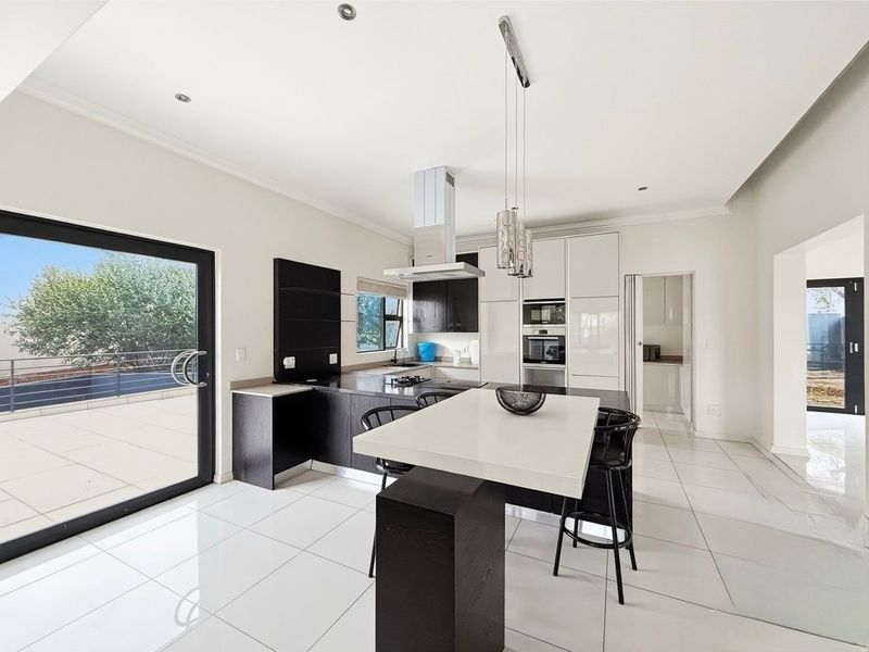 Luxurious Four Bedroom Corner Stand Residence in Helderfontein Estate - Photo 8