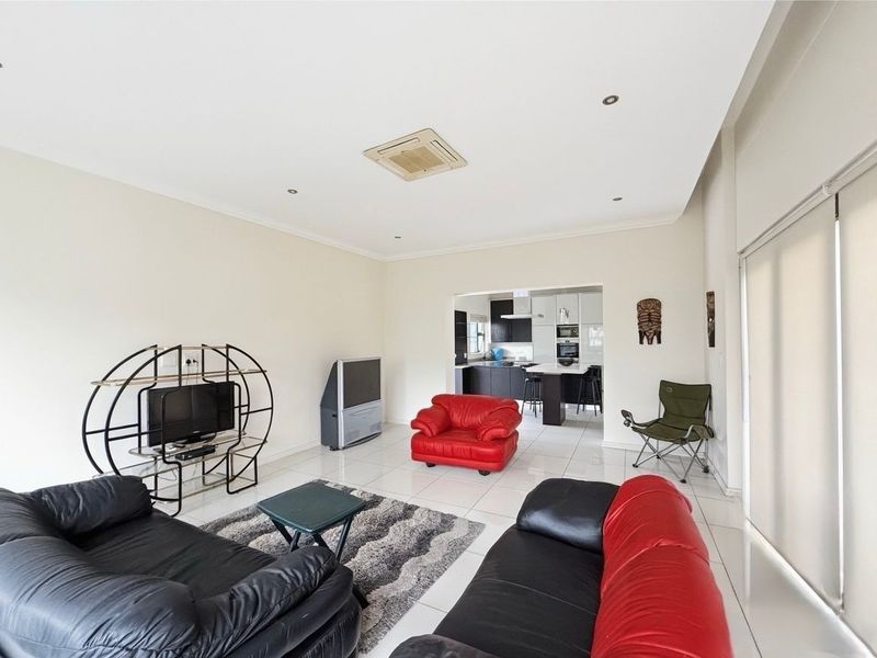 Luxurious Four Bedroom Corner Stand Residence in Helderfontein Estate - Photo 7