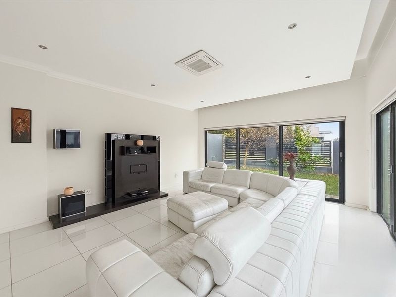 Luxurious Four Bedroom Corner Stand Residence in Helderfontein Estate - Photo 4
