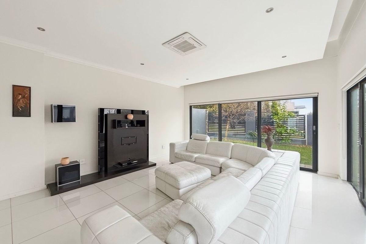 Luxurious Four Bedroom Corner Stand Residence in Helderfontein Estate - Photo 4