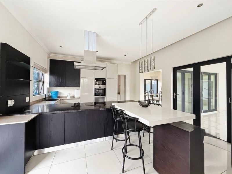 Luxurious Four Bedroom Corner Stand Residence in Helderfontein Estate - Photo 3