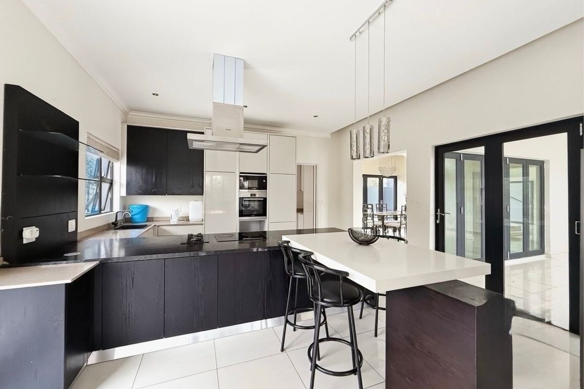 Luxurious Four Bedroom Corner Stand Residence in Helderfontein Estate - Photo 3