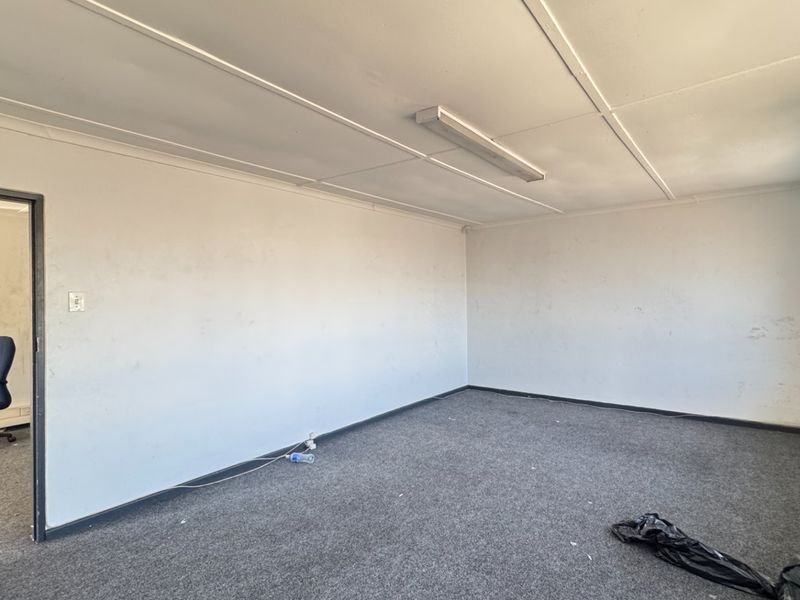 424m2 Industrial Property with Retail space To Let on Montague Gardens, Cape Town - Photo 10