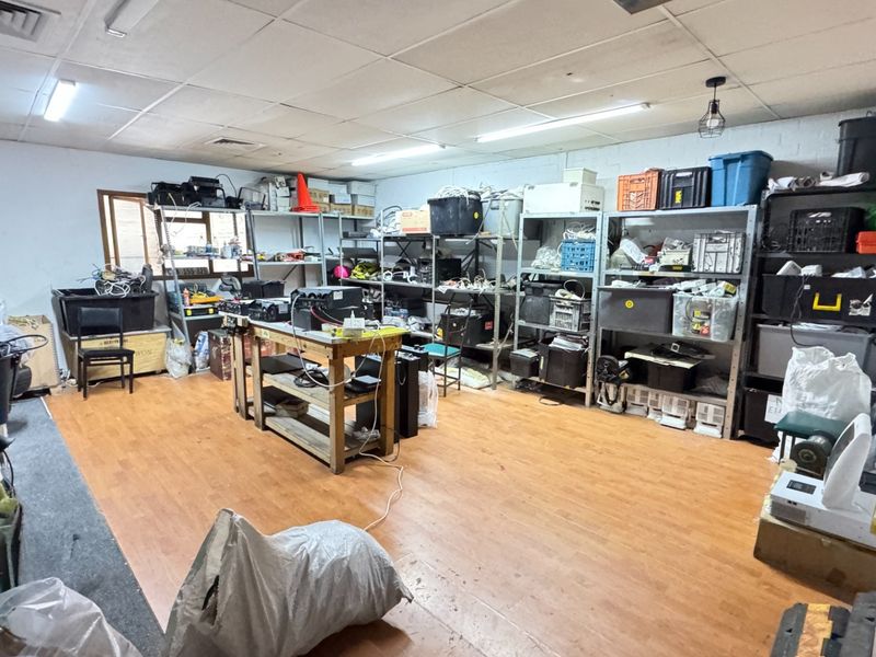 424m2 Industrial Property with Retail space To Let on Montague Gardens, Cape Town - Photo 9