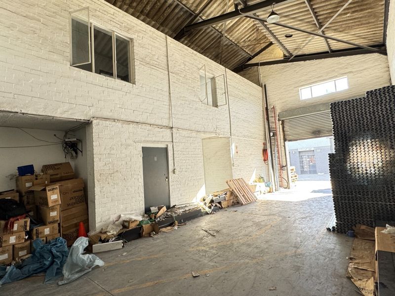 424m2 Industrial Property with Retail space To Let on Montague Gardens, Cape Town - Photo 8