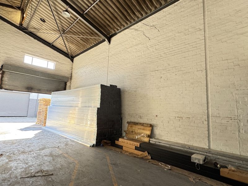 424m2 Industrial Property with Retail space To Let on Montague Gardens, Cape Town - Photo 7