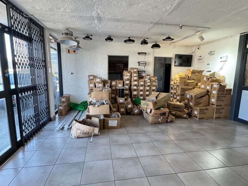 424m2 Industrial Property with Retail space To Let on Montague Gardens, Cape Town - Photo 3