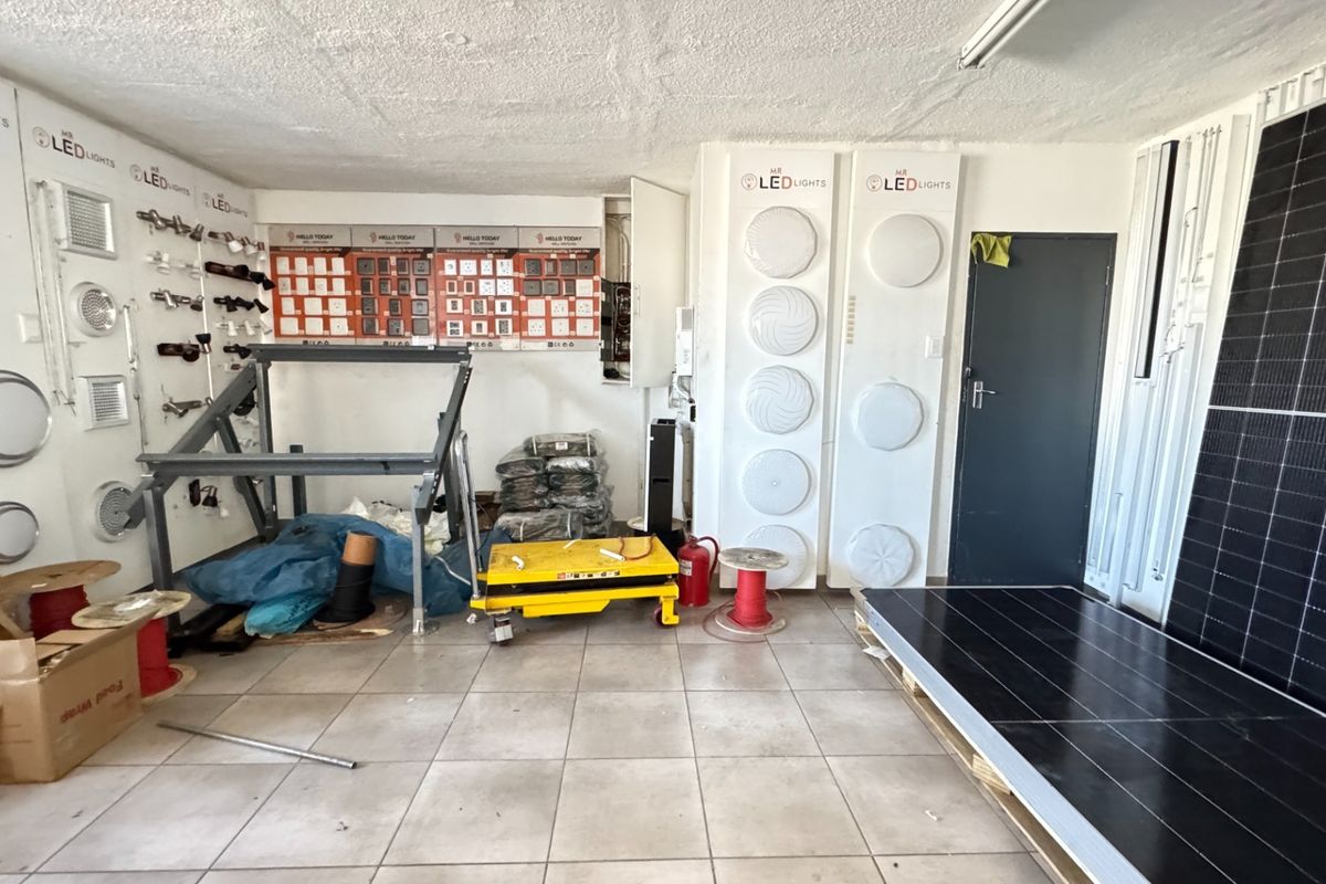 424m2 Industrial Property with Retail space To Let on Montague Gardens, Cape Town - Photo 5