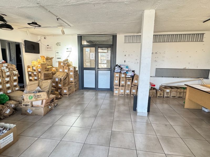 424m2 Industrial Property with Retail space To Let on Montague Gardens, Cape Town - Photo 4