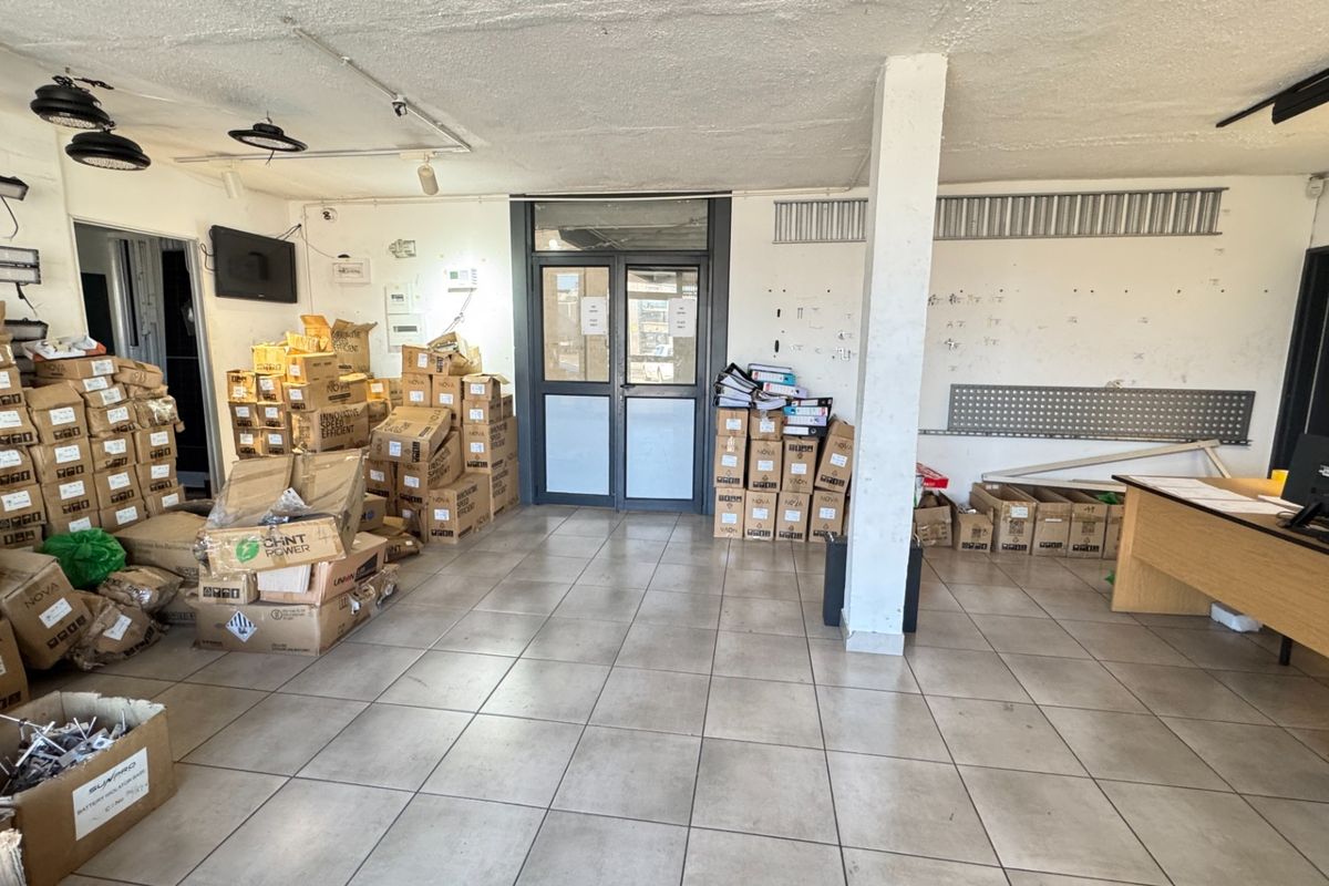 424m2 Industrial Property with Retail space To Let on Montague Gardens, Cape Town - Photo 4