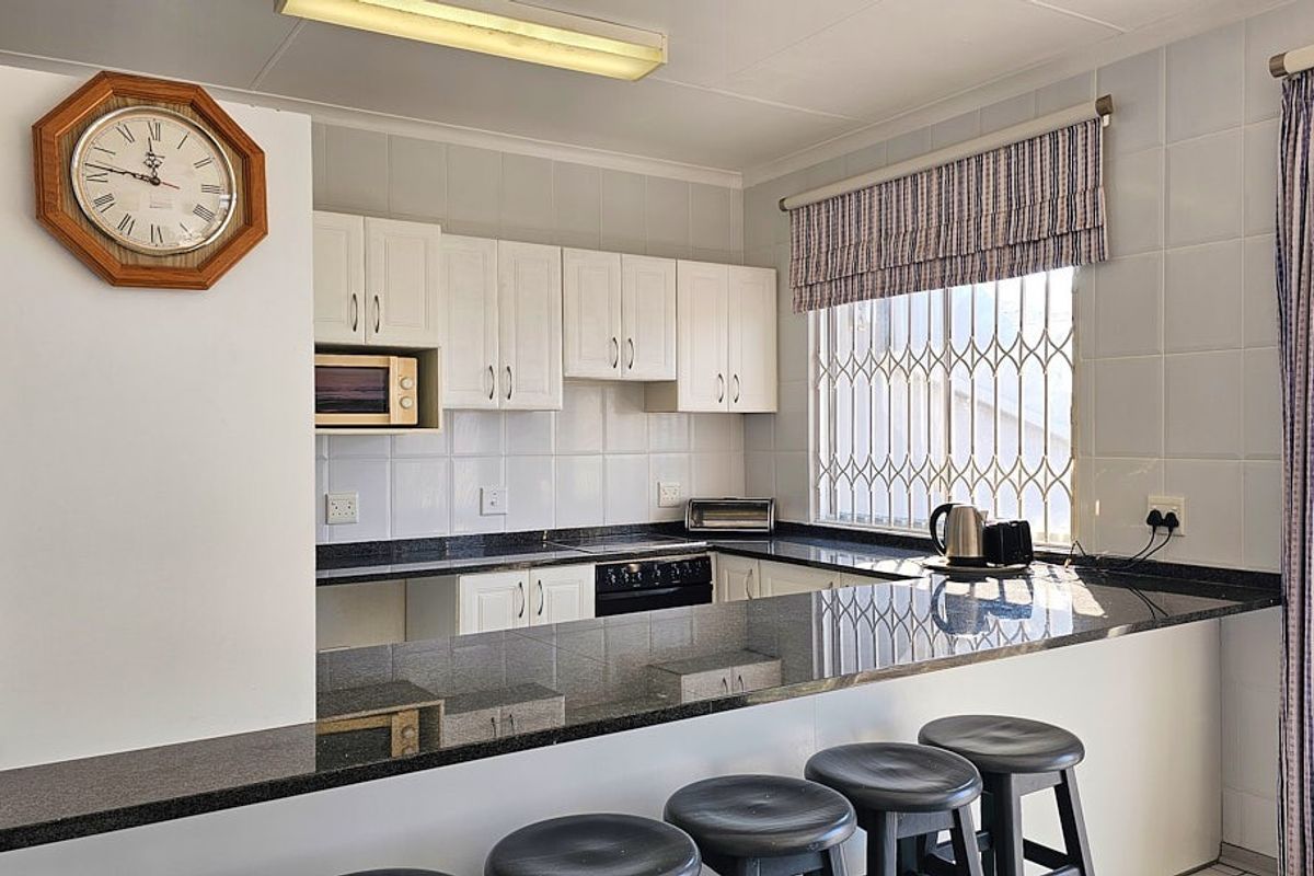 Pristine Spacious 3 Bedroom Apartment Sea Views - Photo 4