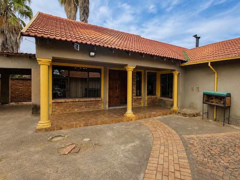 Where Family Memories Are Made - Spacious Living in Crystal Park - Photo 1