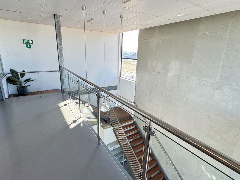 Industrial Warehouse To Let in Rivergate, Cape Town | Cranes, Yard and Parking - Photo 7