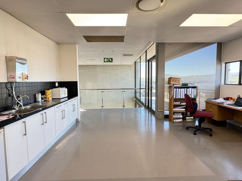 Industrial Warehouse To Let in Rivergate, Cape Town | Cranes, Yard and Parking - Photo 5