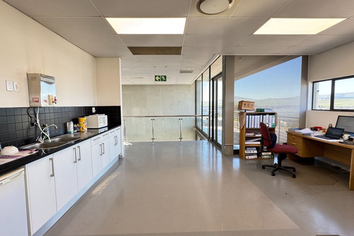 Industrial Warehouse To Let in Rivergate, Cape Town | Cranes, Yard and Parking - Photo 5