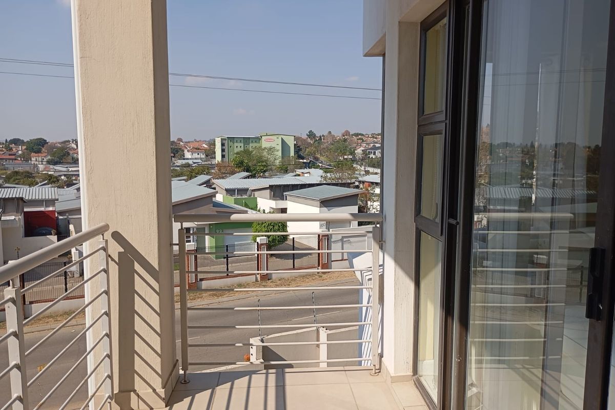 ELEGANT, SPACIOUS LUXURY  3 BED APARTMENT - Photo 4