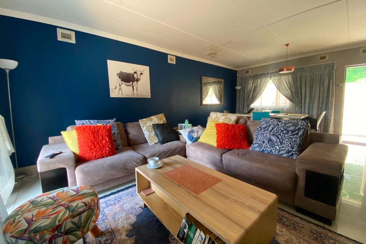 Spacious 3 Bedroom Family Home with Income-Generating Cottage for Sale in Bellair - Only R900,000 - Photo 2