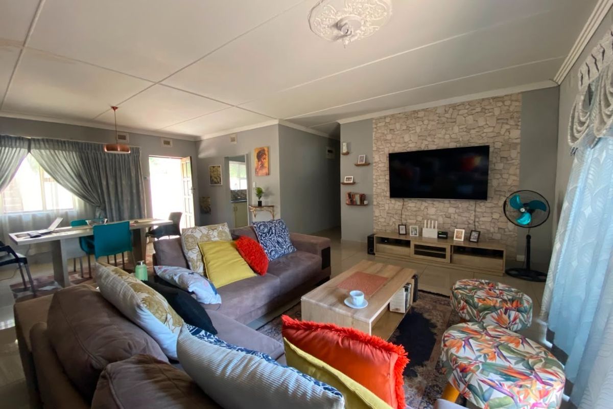 Spacious 3 Bedroom Family Home with Income-Generating Cottage for Sale in Bellair - Only R900,000 - Photo 5
