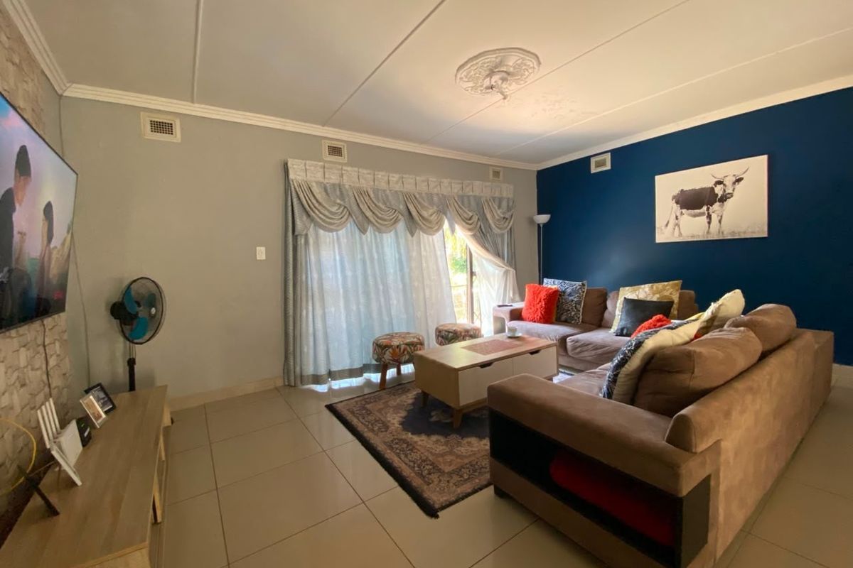 Spacious 3 Bedroom Family Home with Income-Generating Cottage for Sale in Bellair - Only R900,000 - Photo 3